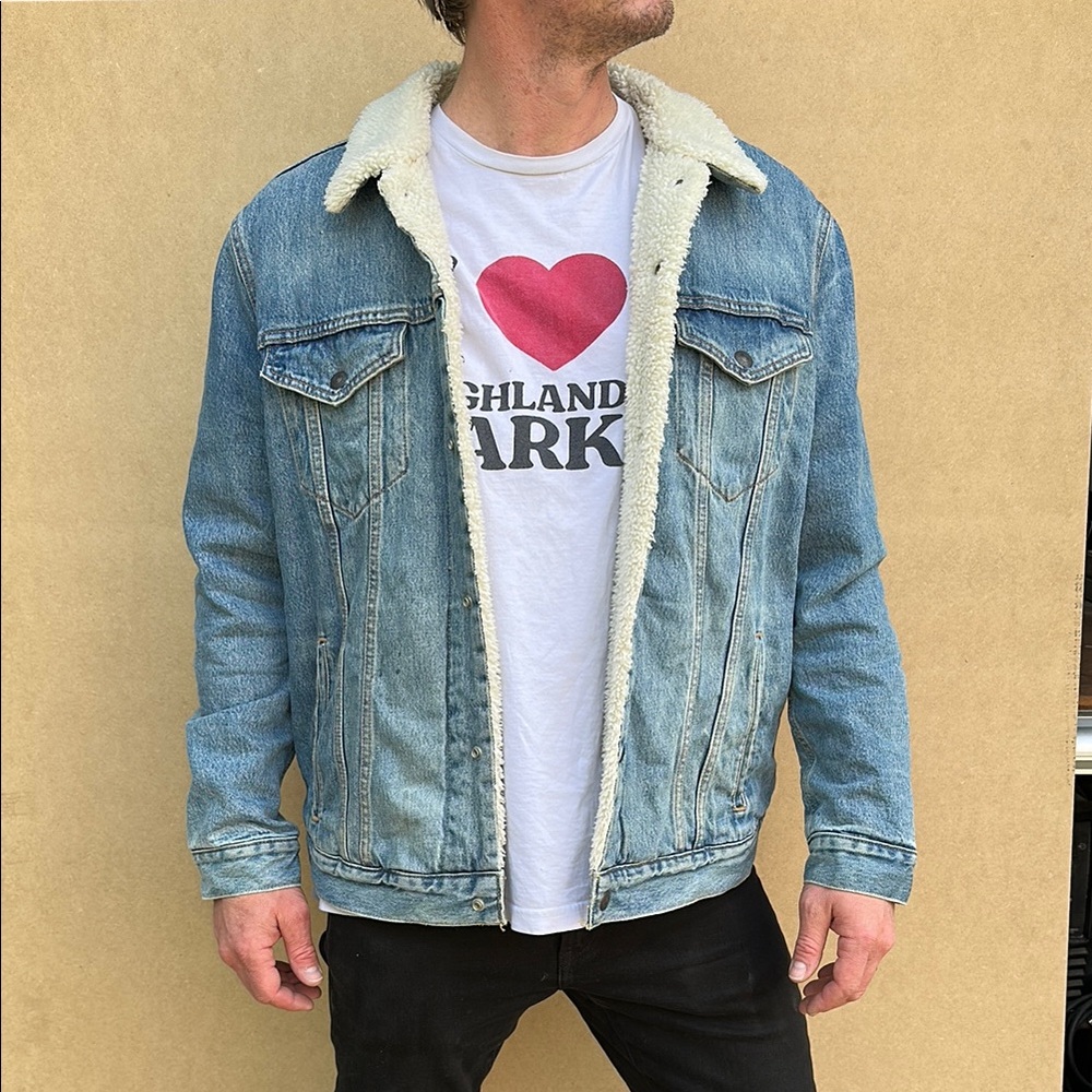 Men's Blue Levi’s Denim Trucker Jacket with Sherpa Lining